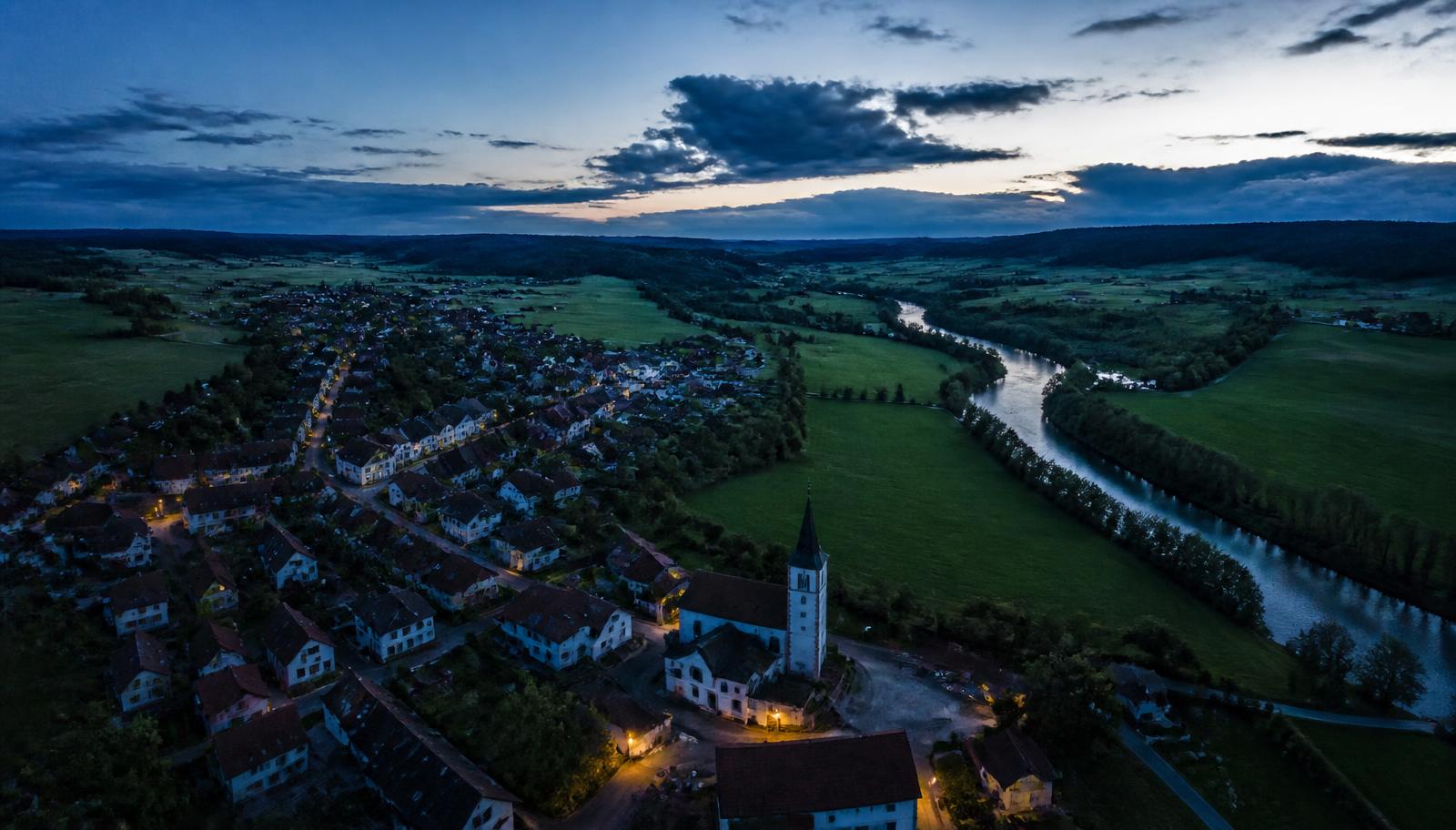 Luftaufnahme einer niederbayerischen Kleinstadt zur blauen Stunde